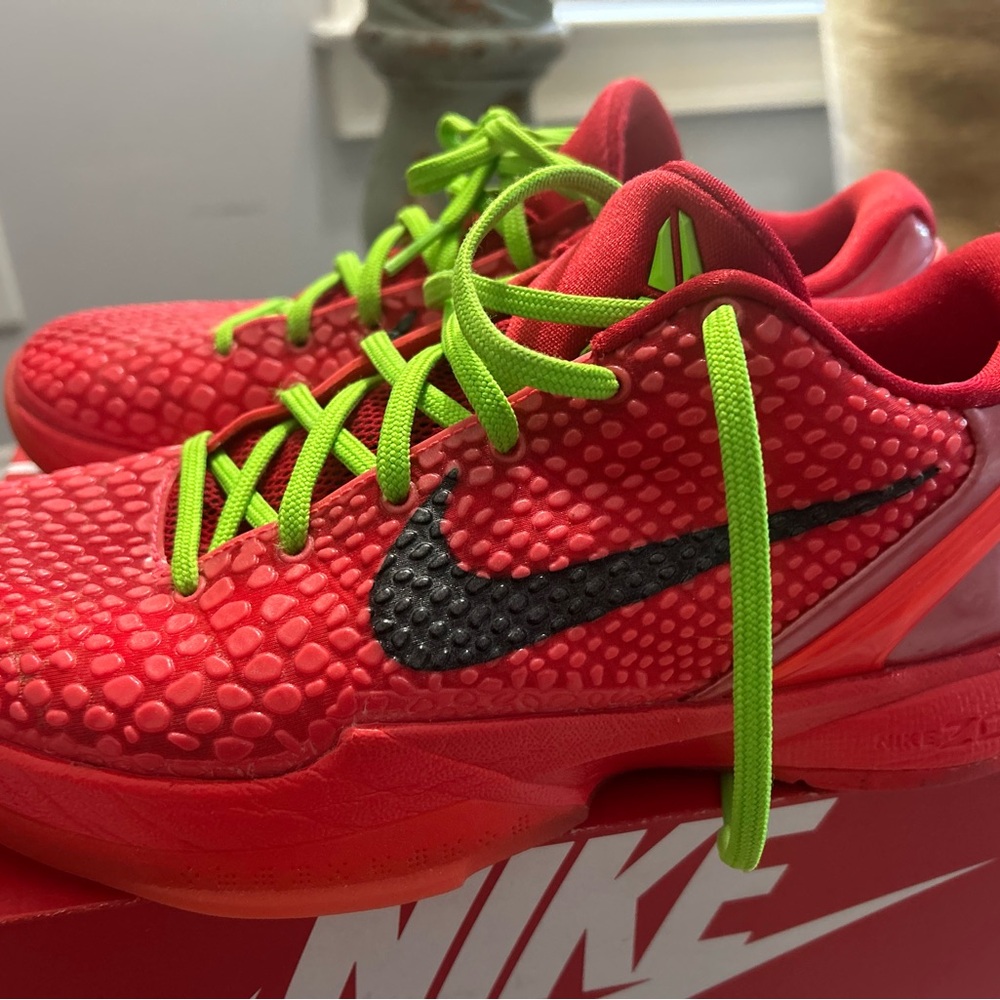 Reverse Grinches Kobes size 8